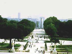 Ѕольша¤ панорама с —адами “юильри (Jardin des Tuileries), ќбелиск на площади согласи¤ (Place de la Concorde) и триумфальна¤ арка в Ётуале